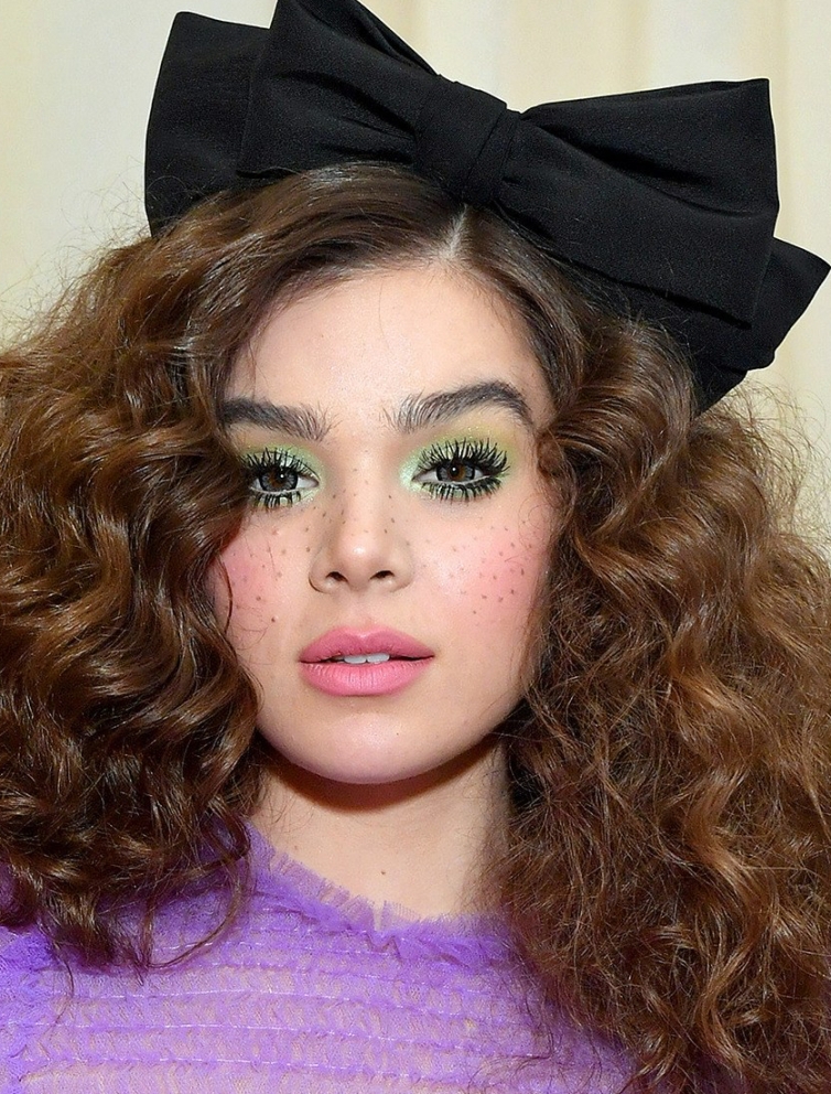hailee-steinfeld-eyeshadow-freckles-makeup-2019.jpg